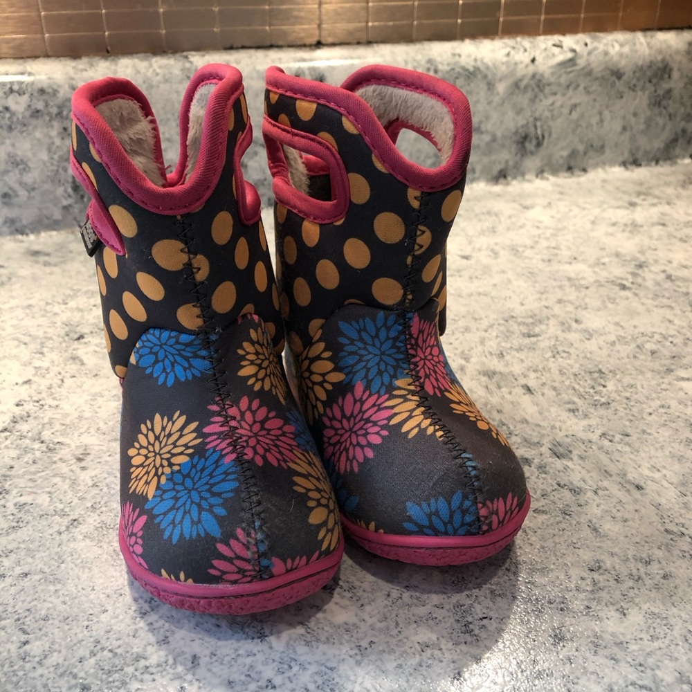 Toddler girls Bogs size 6
